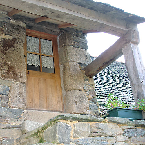 abgrall-freres-maconnerie-traditionnelle-accueil-4-frise-porte-pierre-bois