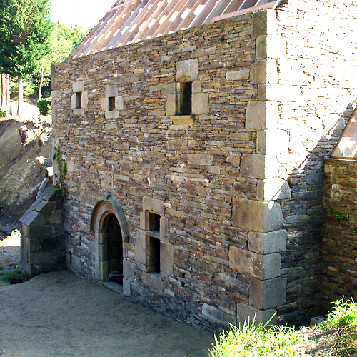 construction de maison à partir de méthodes traditionnelles et matériaux locaux