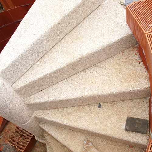 Vue de l'escalier à vis ; marches en granit